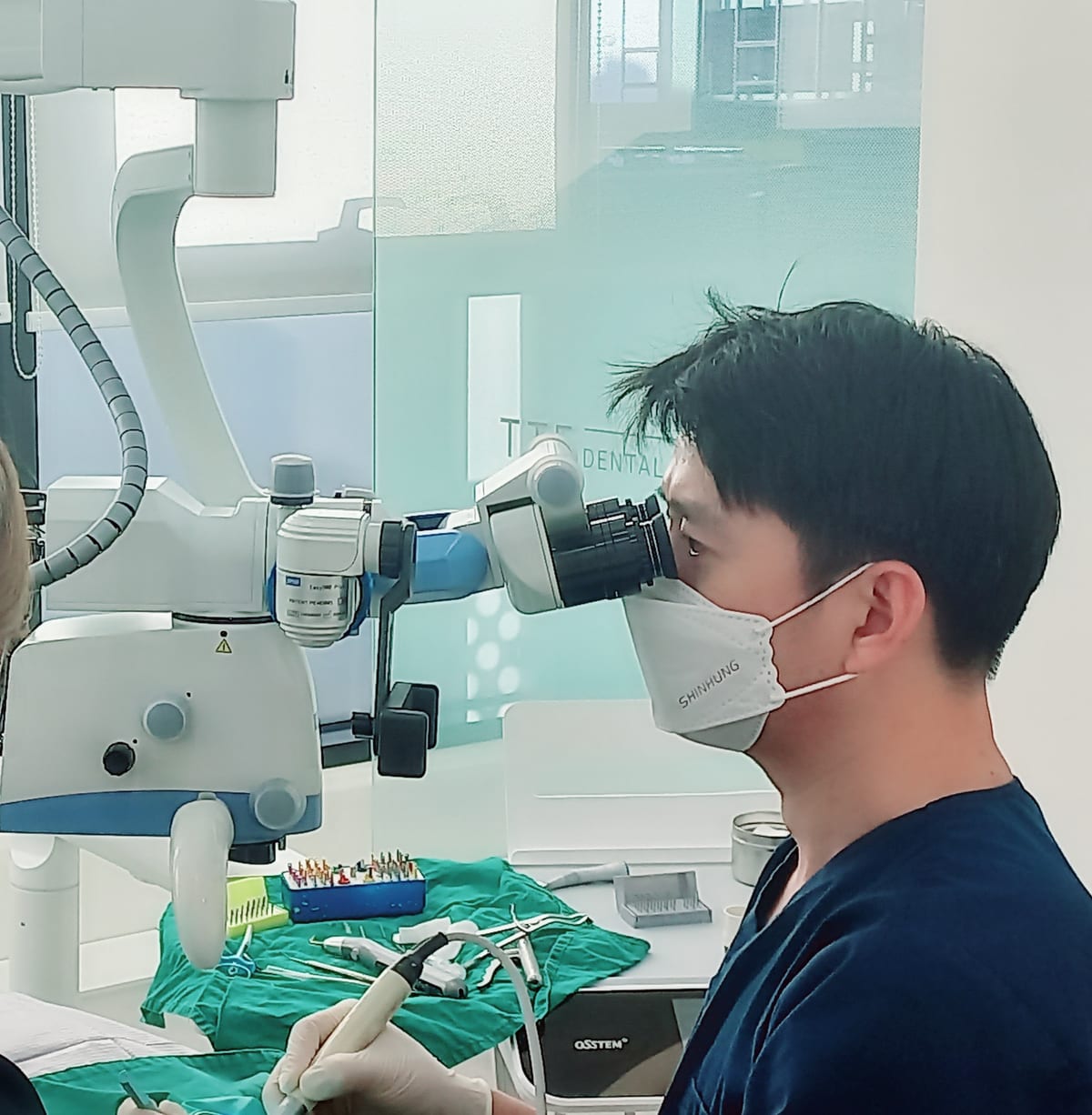 같은 충치인데 왜 결과가 다를까? — 미세현미경이 바꾸는 치과 치료의 모든 것 - 레진빌드업 thumbnail